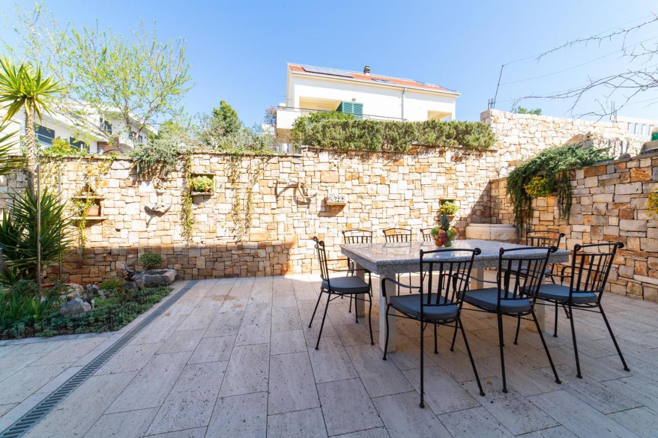 Villa Sun Garden - 4 Star Villa With Heated Swimming Pool, Quiet Bay, Bbq, 50M From The Sea Milna  Bagian luar foto