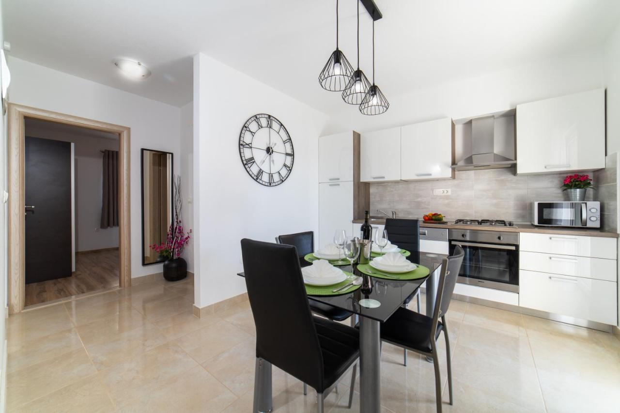 Villa Sun Garden - 4 Star Villa With Heated Swimming Pool, Quiet Bay, Bbq, 50M From The Sea Milna  Bagian luar foto