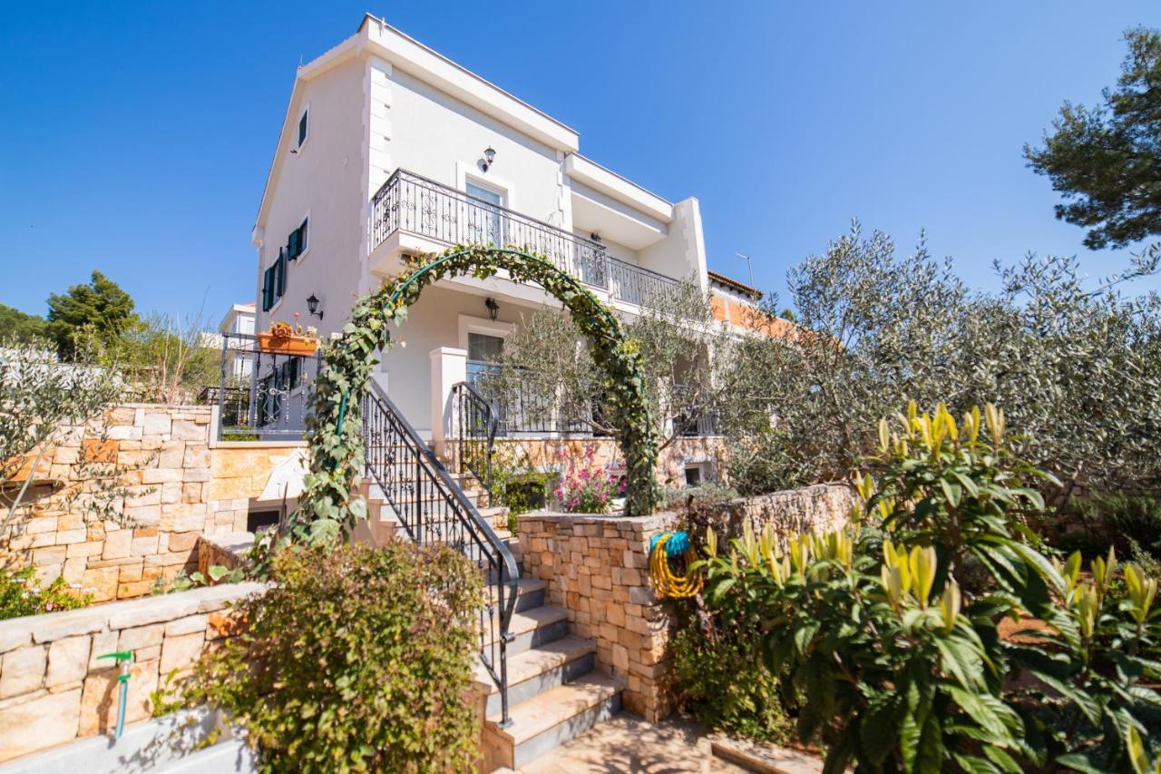 Villa Sun Garden - 4 Star Villa With Heated Swimming Pool, Quiet Bay, Bbq, 50M From The Sea Milna  Bagian luar foto
