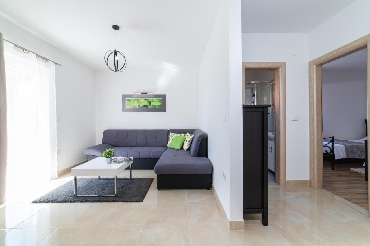 Villa Sun Garden - 4 Star Villa With Heated Swimming Pool, Quiet Bay, Bbq, 50M From The Sea Milna  Bagian luar foto