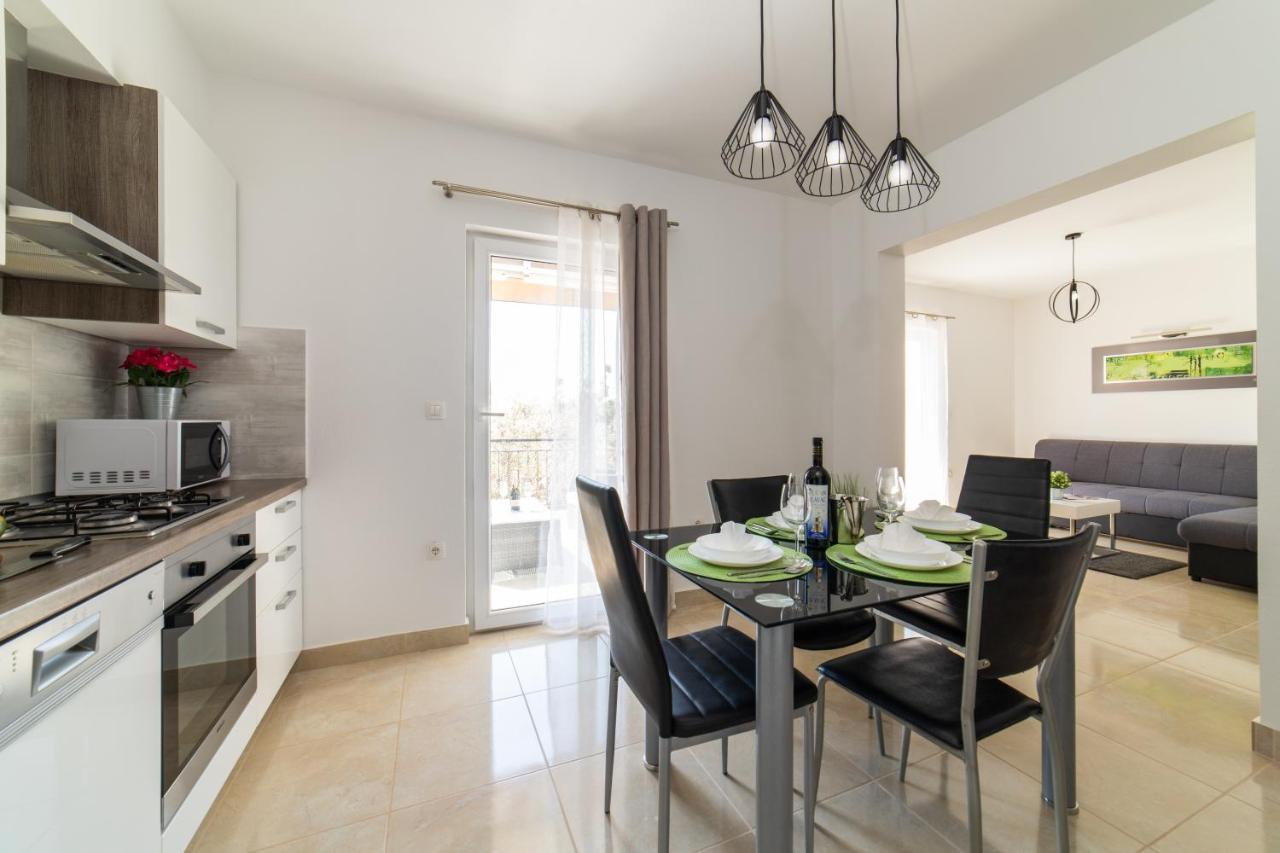 Villa Sun Garden - 4 Star Villa With Heated Swimming Pool, Quiet Bay, Bbq, 50M From The Sea Milna  Bagian luar foto