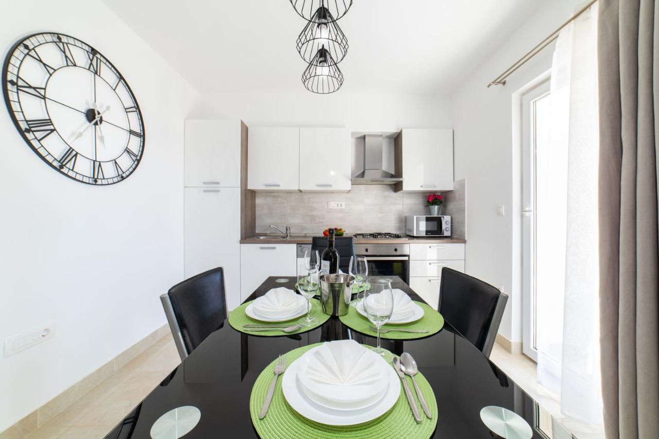 Villa Sun Garden - 4 Star Villa With Heated Swimming Pool, Quiet Bay, Bbq, 50M From The Sea Milna  Bagian luar foto