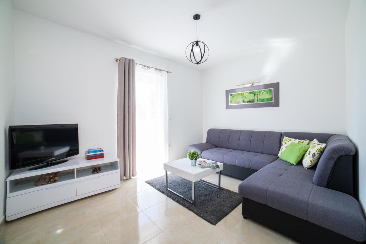Villa Sun Garden - 4 Star Villa With Heated Swimming Pool, Quiet Bay, Bbq, 50M From The Sea Milna  Bagian luar foto