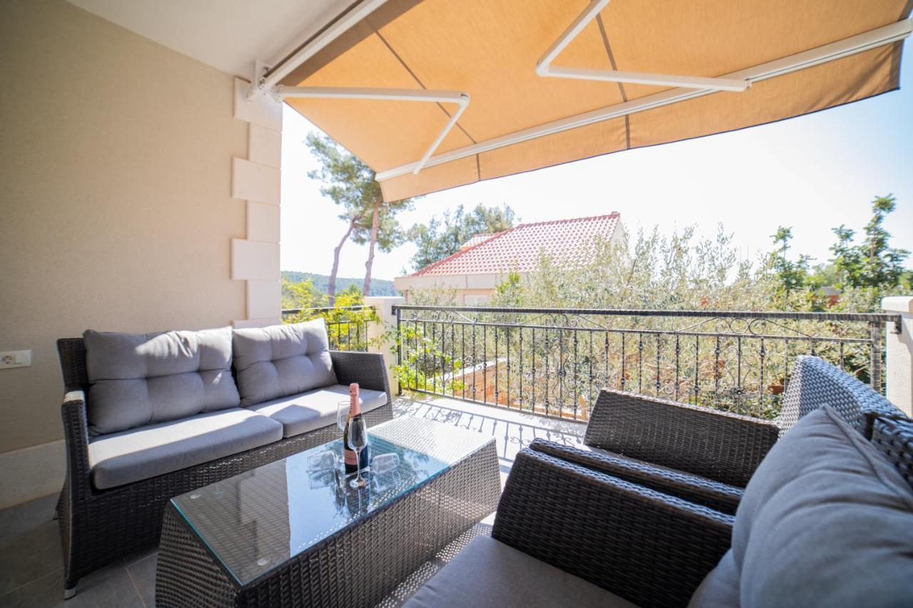 Villa Sun Garden - 4 Star Villa With Heated Swimming Pool, Quiet Bay, Bbq, 50M From The Sea Milna  Bagian luar foto