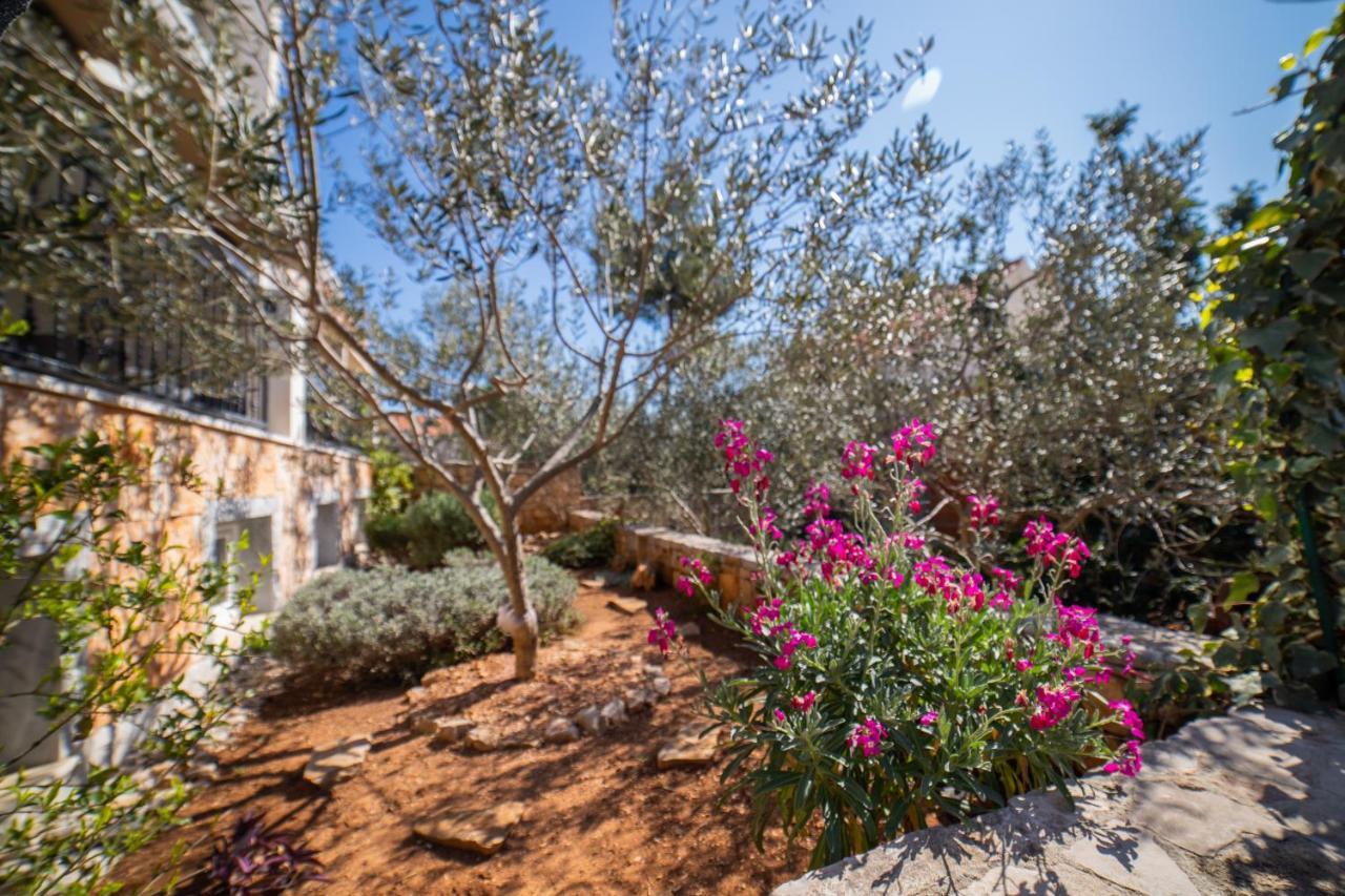 Villa Sun Garden - 4 Star Villa With Heated Swimming Pool, Quiet Bay, Bbq, 50M From The Sea Milna  Bagian luar foto
