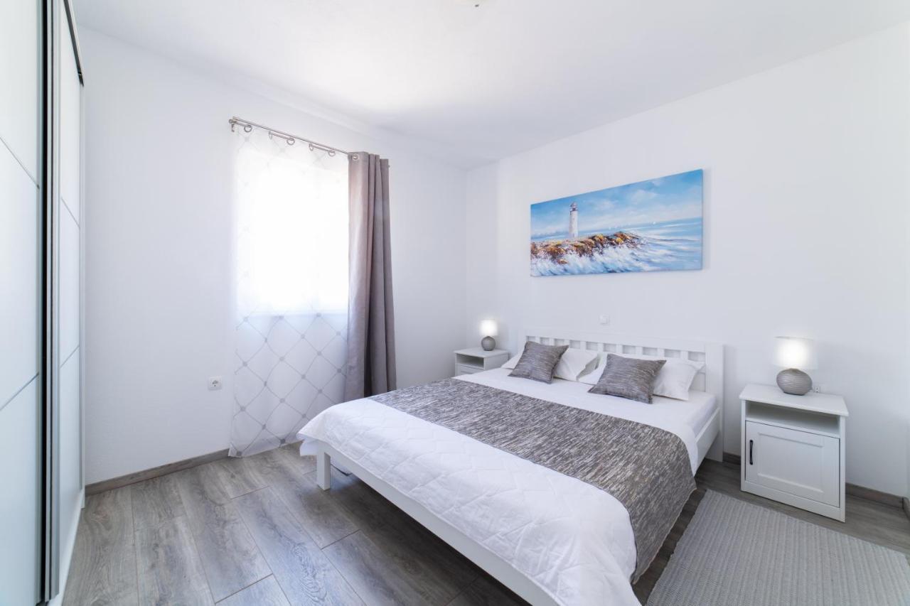 Villa Sun Garden - 4 Star Villa With Heated Swimming Pool, Quiet Bay, Bbq, 50M From The Sea Milna  Bagian luar foto