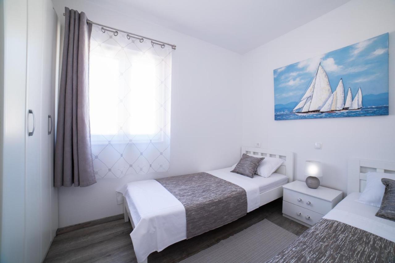 Villa Sun Garden - 4 Star Villa With Heated Swimming Pool, Quiet Bay, Bbq, 50M From The Sea Milna  Bagian luar foto