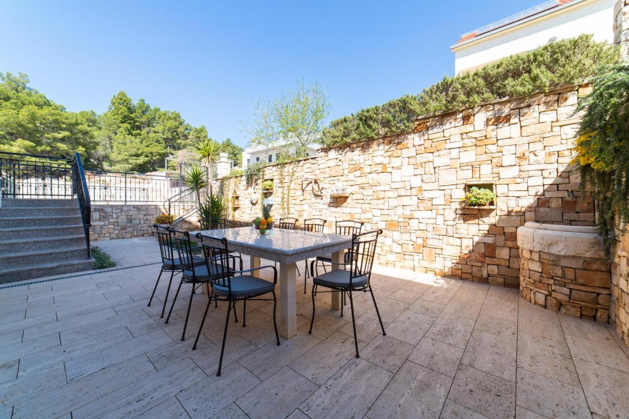 Villa Sun Garden - 4 Star Villa With Heated Swimming Pool, Quiet Bay, Bbq, 50M From The Sea Milna  Bagian luar foto