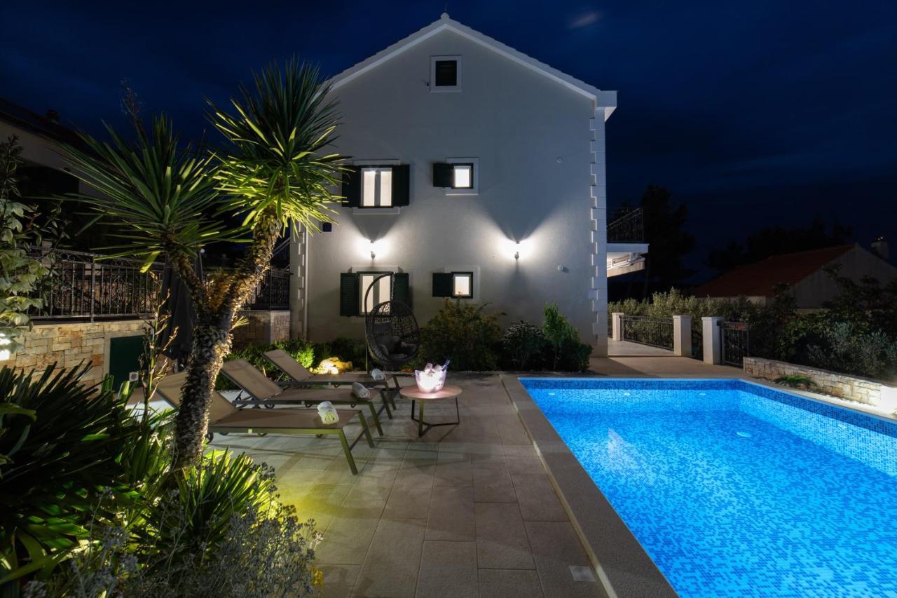 Villa Sun Garden - 4 Star Villa With Heated Swimming Pool, Quiet Bay, Bbq, 50M From The Sea Milna  Bagian luar foto