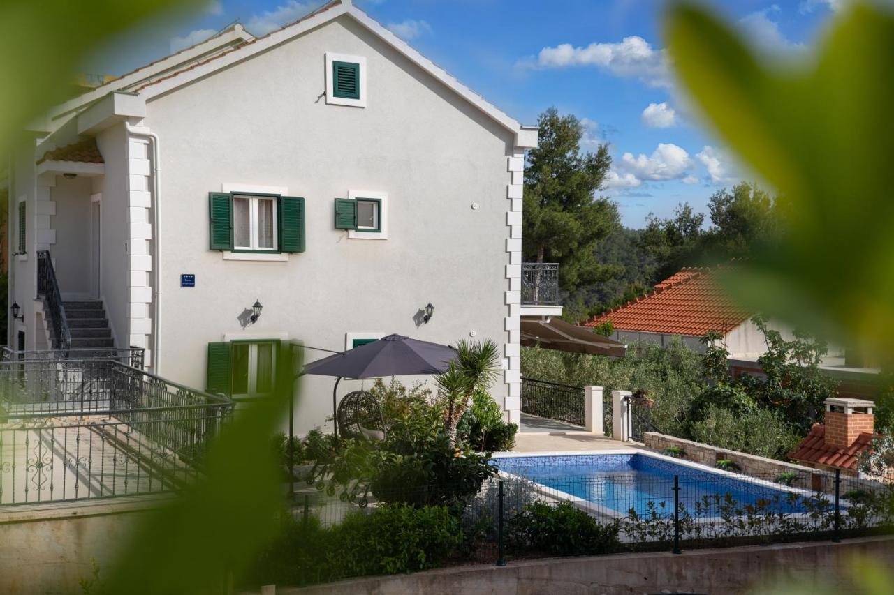 Villa Sun Garden - 4 Star Villa With Heated Swimming Pool, Quiet Bay, Bbq, 50M From The Sea Milna  Bagian luar foto