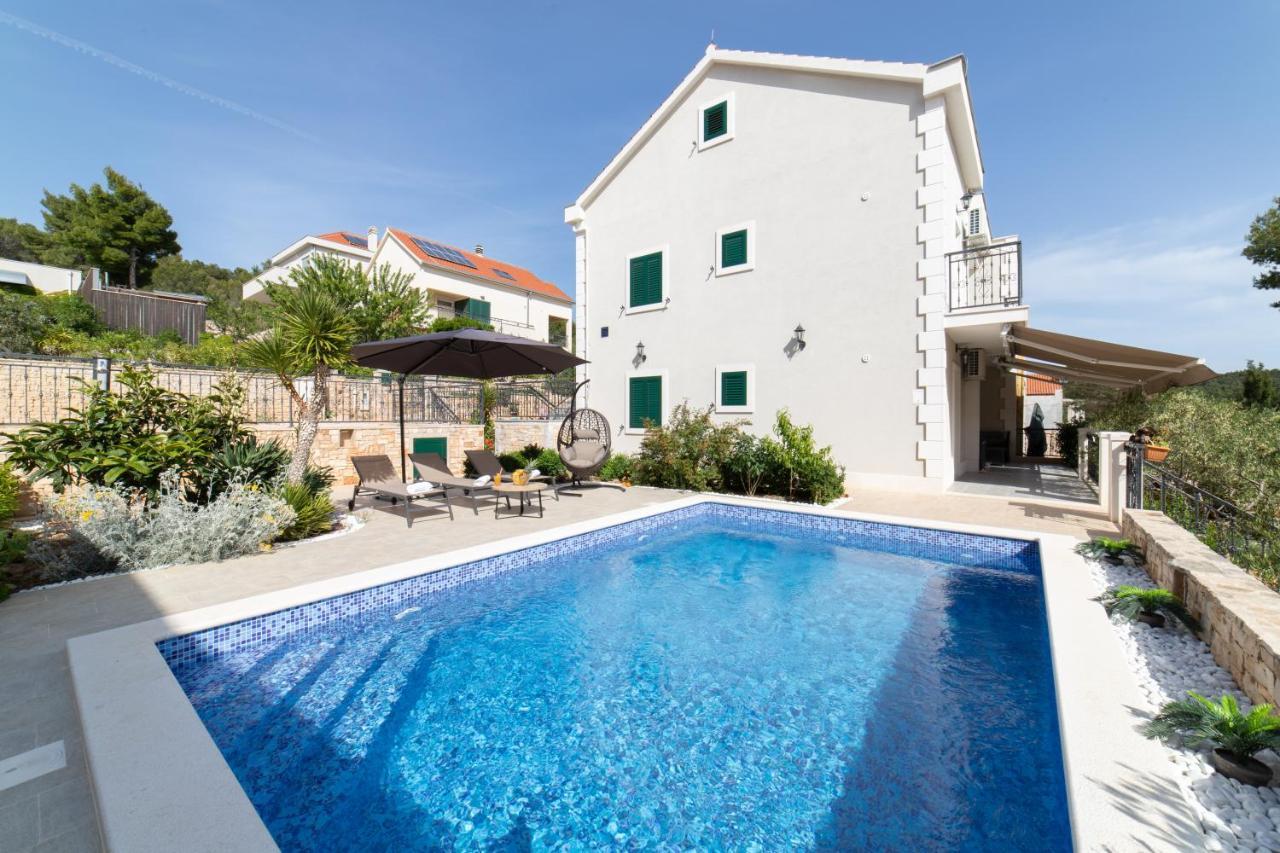 Villa Sun Garden - 4 Star Villa With Heated Swimming Pool, Quiet Bay, Bbq, 50M From The Sea Milna  Bagian luar foto