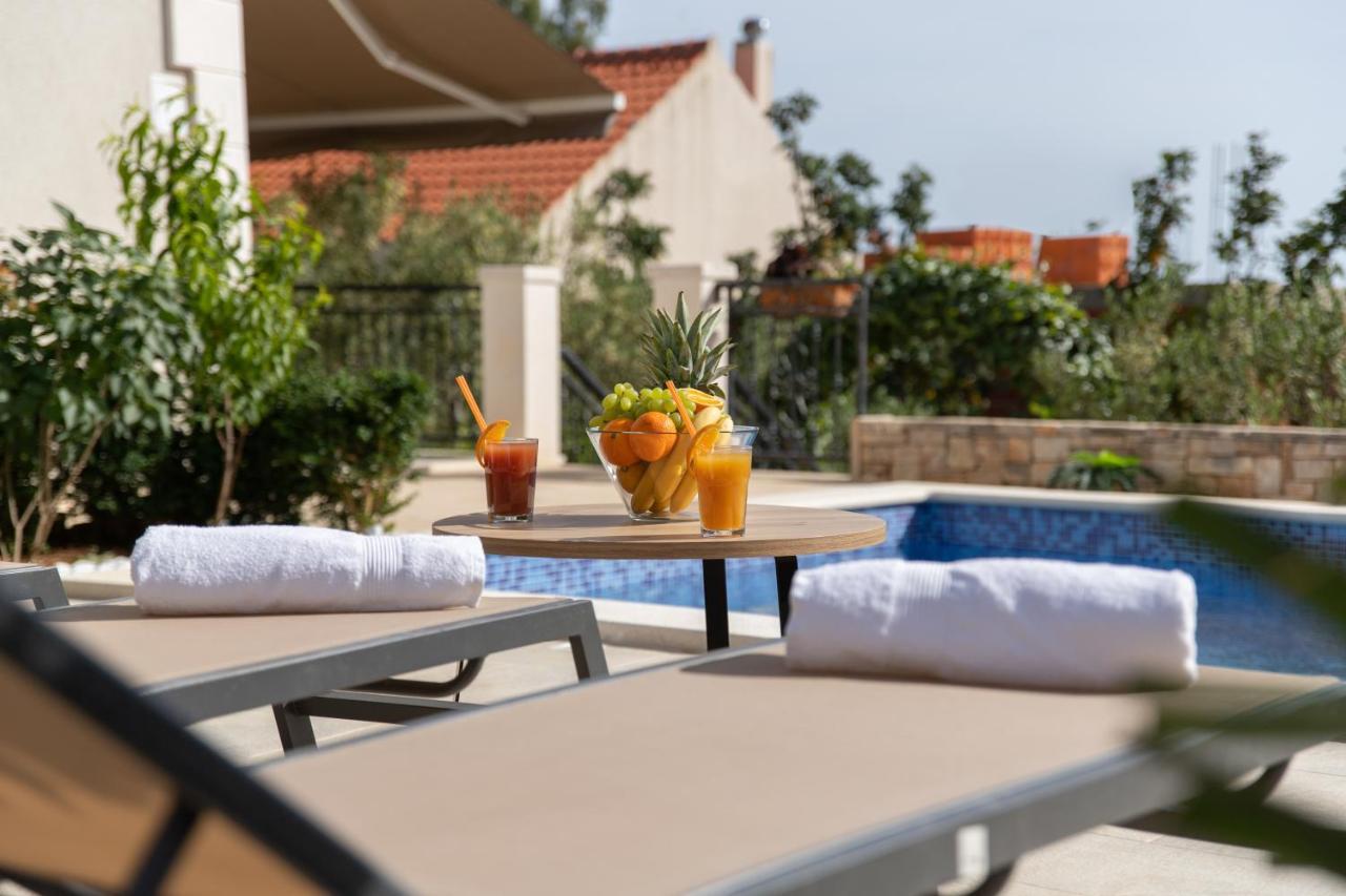 Villa Sun Garden - 4 Star Villa With Heated Swimming Pool, Quiet Bay, Bbq, 50M From The Sea Milna  Bagian luar foto
