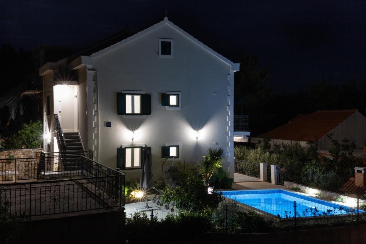 Villa Sun Garden - 4 Star Villa With Heated Swimming Pool, Quiet Bay, Bbq, 50M From The Sea Milna  Bagian luar foto