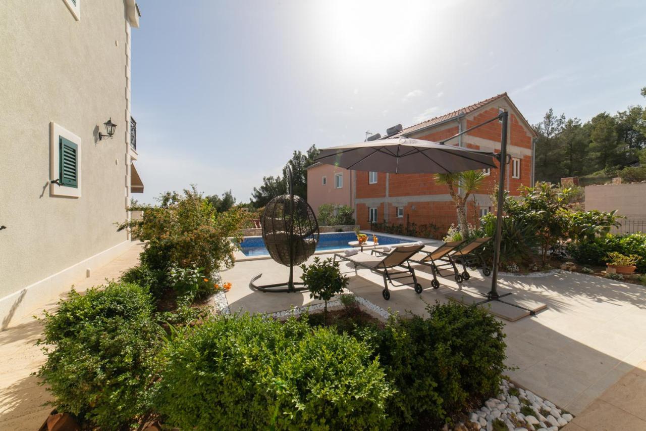 Villa Sun Garden - 4 Star Villa With Heated Swimming Pool, Quiet Bay, Bbq, 50M From The Sea Milna  Bagian luar foto